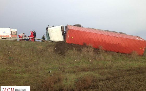 На Клеверном мосту перевернулась фура: водитель в тяжелом состоянии (фото) «фото»