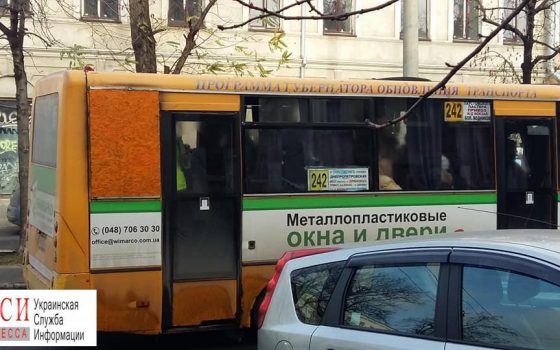 В одесской маршрутке выбитое окно заколотили листом фанеры (фото) «фото»