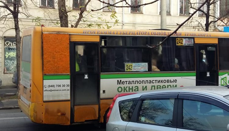 В одесской маршрутке выбитое окно заколотили листом фанеры