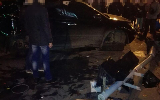 В центре города столкнулись две иномарки: пьяный водитель одной пытался сбежать (фото) «фото»