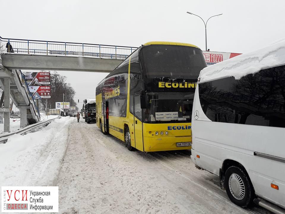 Трассу Одесса — Киев замело снегом: застрявшим нужна помощь (фото) «фото»