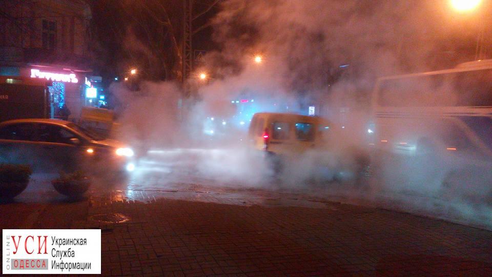 В центре Одессы прорвало теплотрассу: перекресток залит горячей водой (фото, видео) «фото»