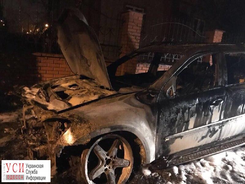 Ночью в Одессе подожгли машину депутата (фото) «фото»