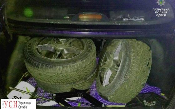 В Одессе полицейские задержали воров автомобильных колес «фото»