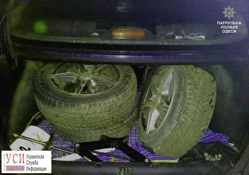 В Одессе полицейские задержали воров автомобильных колес «фото»