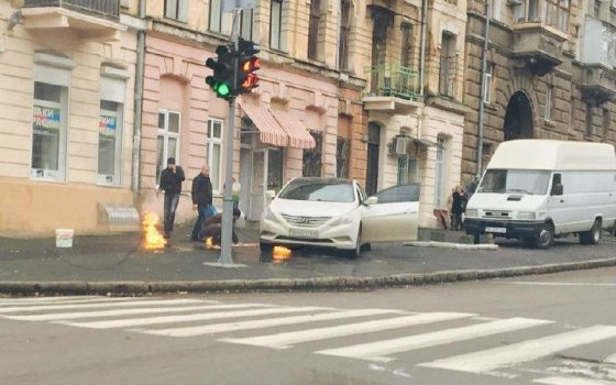 В центре Одессы подожгли машину автохама (фото) «фото»