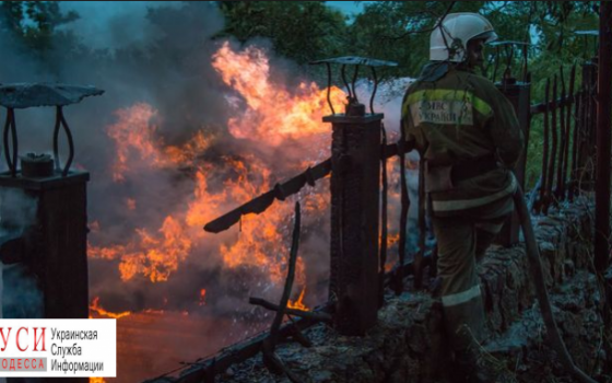 Вечером тушили масштабный пожар на Слободке: горели частный дом и гараж «фото»