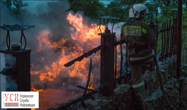Вечером тушили масштабный пожар на Слободке: горели частный дом и гараж «фото»