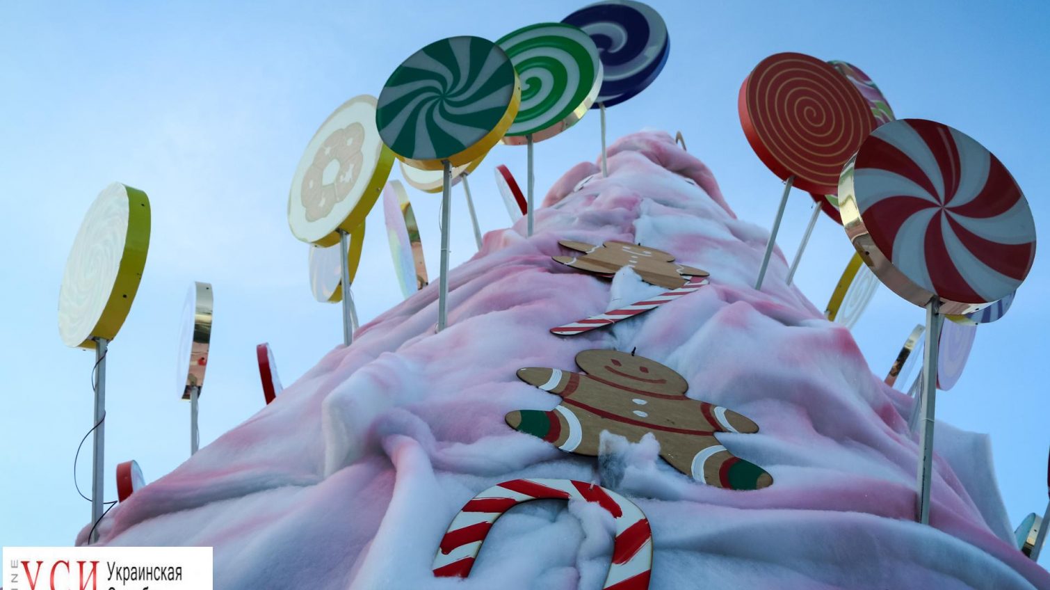У одесского Дюка появилась арт-елка с огромными сладостями (фото) «фото»