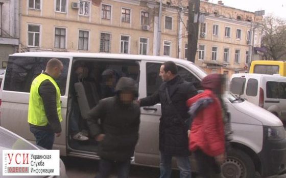 Полицейские обнаружили квартиру в Одессе с 16 мигрантами (фото) «фото»