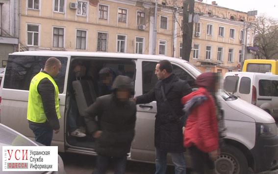 Полицейские обнаружили квартиру в Одессе с 16 мигрантами (фото) «фото»