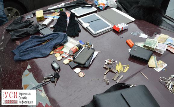 Воры украли из квартиры одесситки 13 медалей, планшеты и дубленку (фото) «фото»