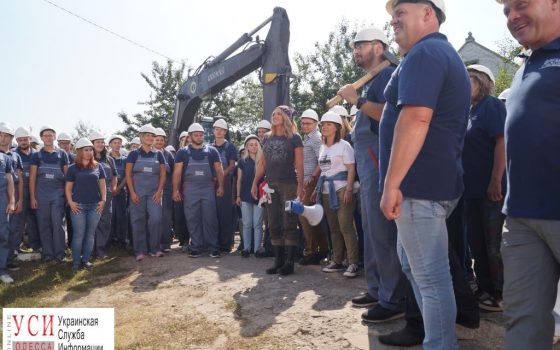 “Время строить”: дом мечты для многодетной семьи, которая живет на улице и готовит еду на костре «фото»