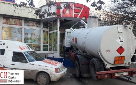 На поселке Котовского бензовоз протаранил 5 машин и влетел в магазин (фото) «фото»