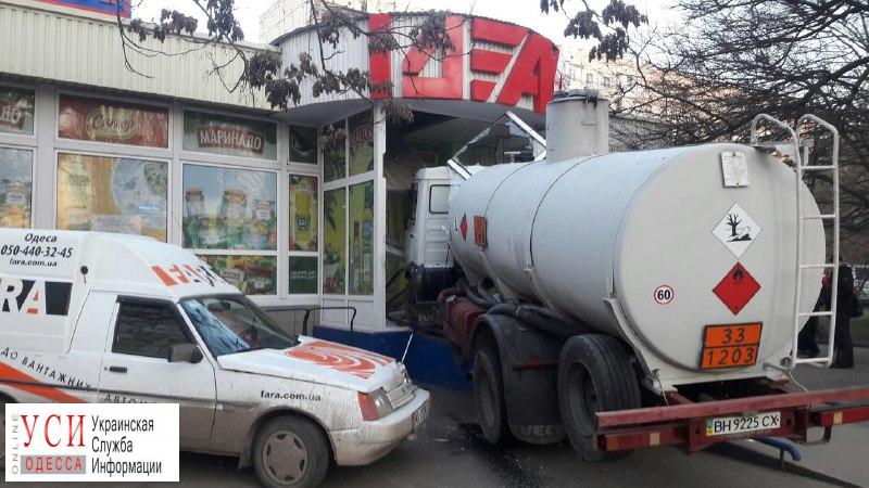 На поселке Котовского бензовоз протаранил 5 машин и влетел в магазин (фото) «фото»