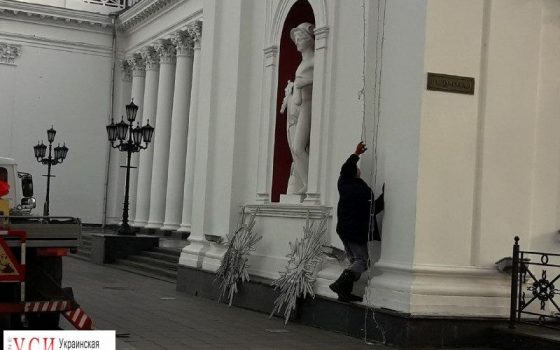 Думскую начали украшать к Новому году (фото) «фото»