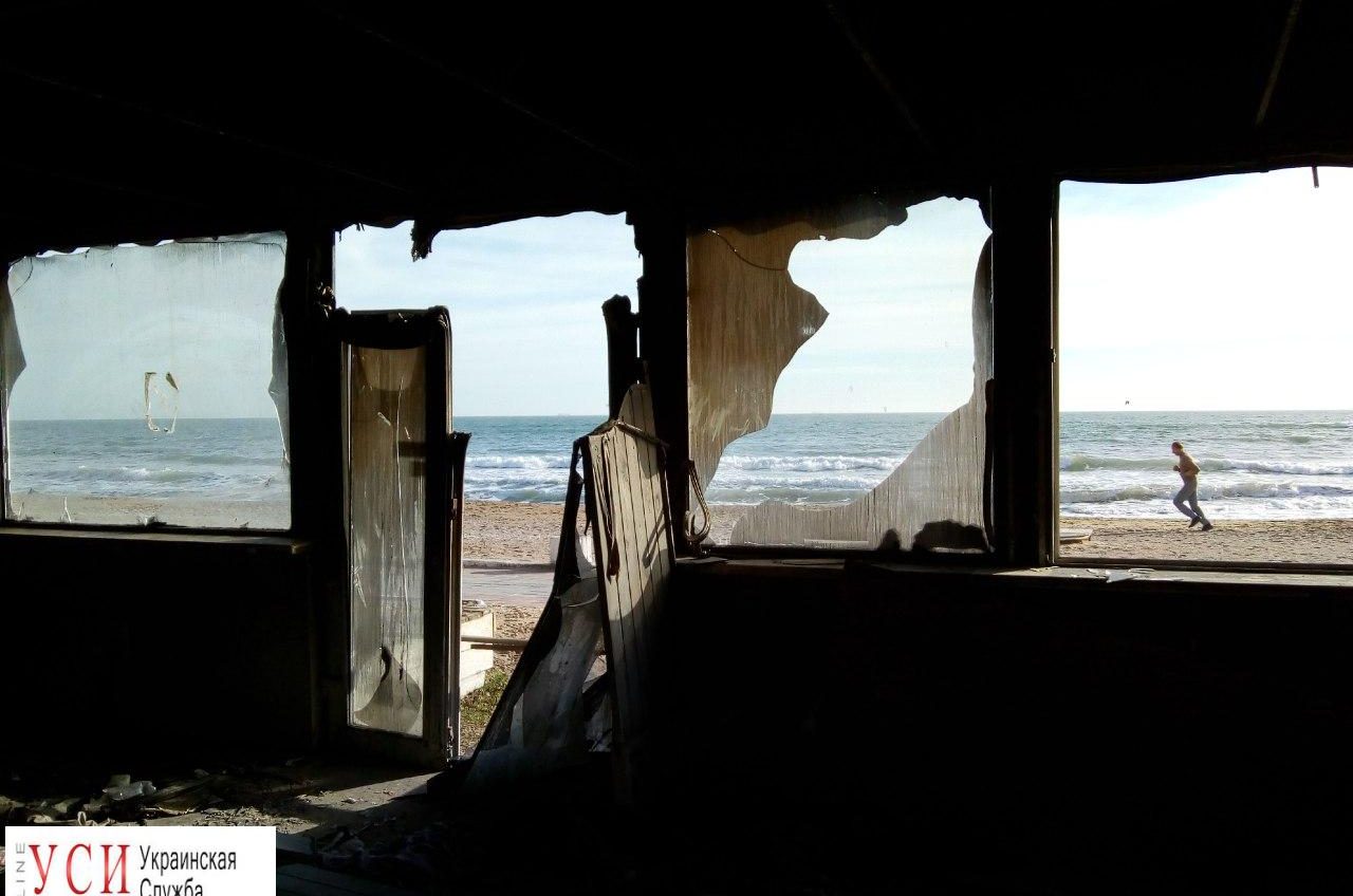 Сгоревший бар в Лузановке превращает пляж в “зону отчуждения” (фото) «фото»
