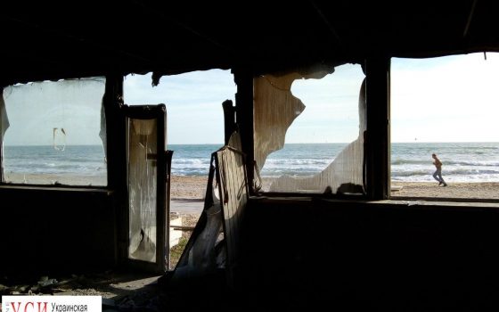 Сгоревший бар в Лузановке превращает пляж в “зону отчуждения” (фото) «фото»