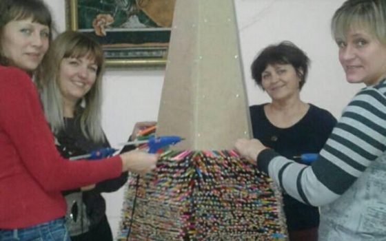 В Доброславе ради рекорда строят новогоднюю елку из цветных карандашей (фото) «фото»