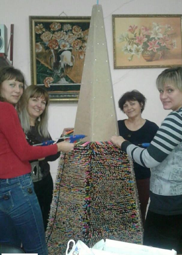 В Доброславе ради рекорда строят новогоднюю елку из цветных карандашей (фото) «фото»