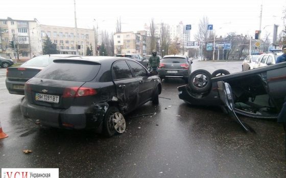 На 2-й станции Фонтана тройная авария с участием маршрутки, один легковой автомобиль перевернулся (фото) «фото»
