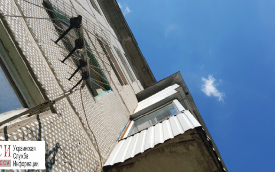 В Одессе пенсионер выпал из окна “хрущевки” «фото»