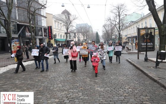 Зоозащитники устроили пикет у магазинов с меховыми изделиями (фоторепортаж) «фото»