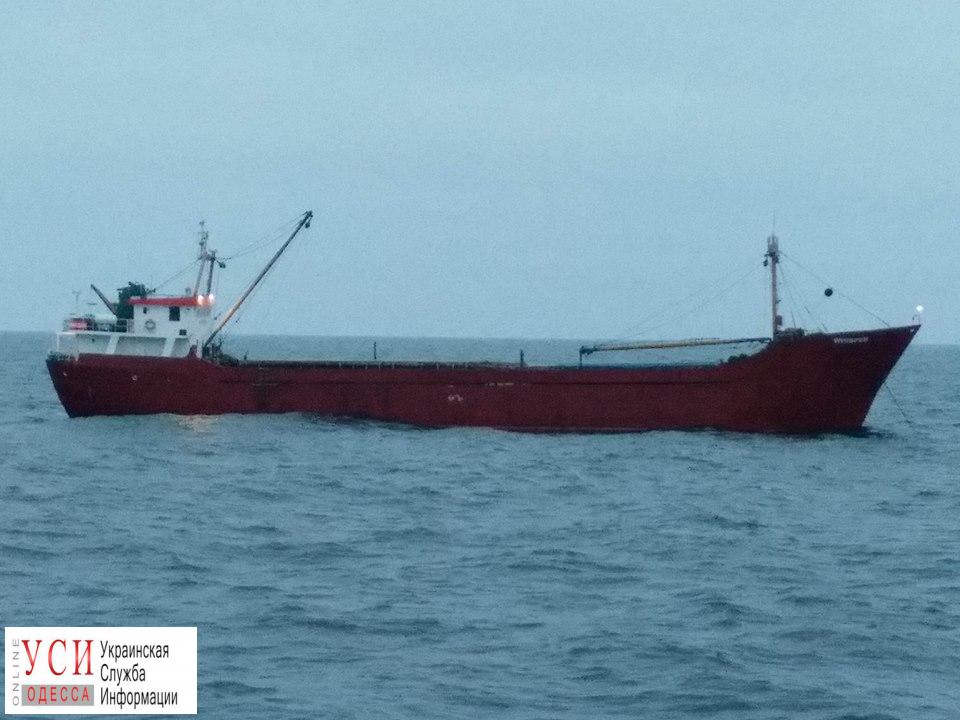 Три катера ВМС со стрельбой ловили танзанийское судно контрабандистов под Одессой «фото»