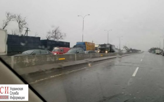 В Одесской области из-за снегопада полностью запретили проезд по трассе “Киев – Одесса” «фото»