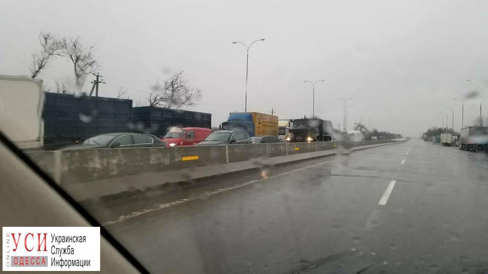 В Одесской области из-за снегопада полностью запретили проезд по трассе “Киев – Одесса” «фото»