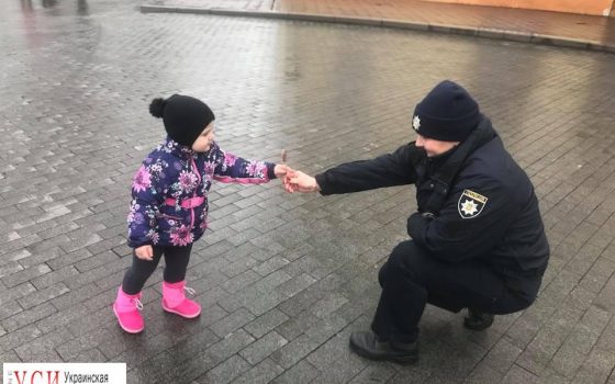 Рождественский патруль: одесская полиция дарит сладости у памятника Дюку (фото) «фото»