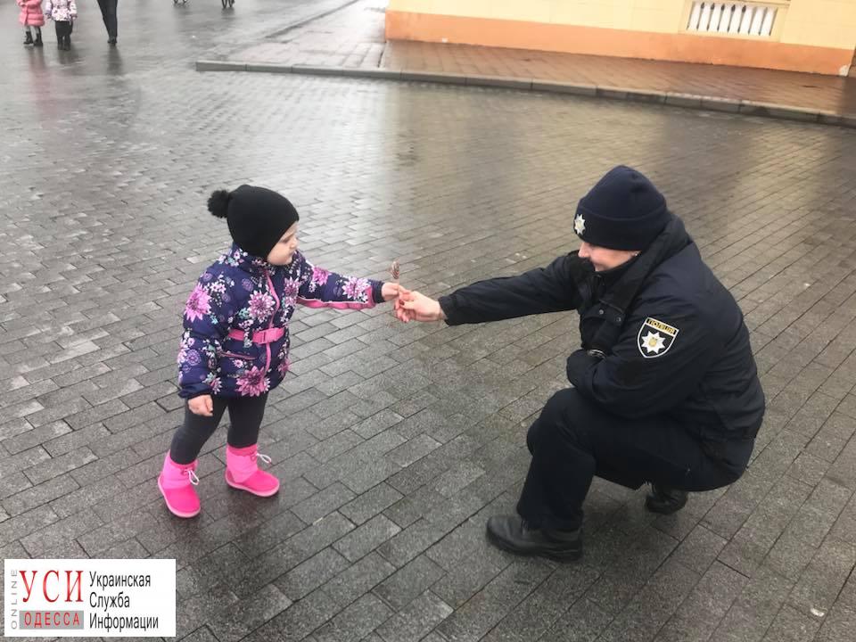 Рождественский патруль: одесская полиция дарит сладости у памятника Дюку (фото) «фото»