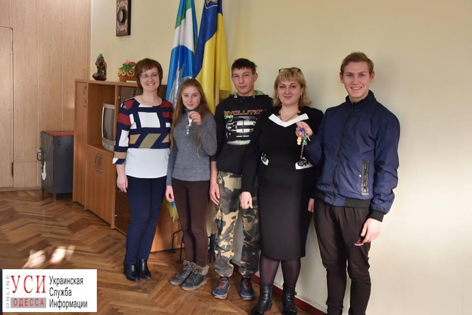 В Беляевке вручили жилье пятерым сиротам «фото»