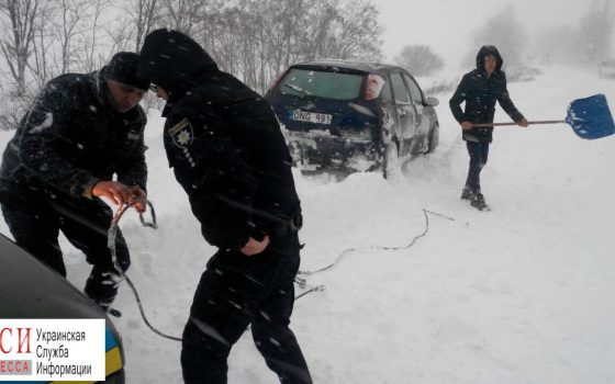 Из затора на заснеженной дороге “Подольск – Балта” спасли семью с маленькими детьми (фото) «фото»