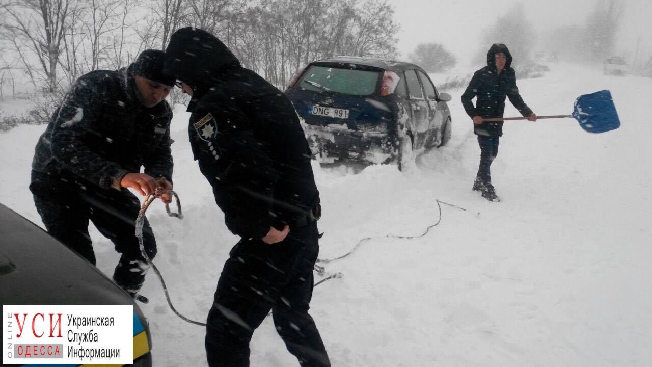 Из затора на заснеженной дороге “Подольск – Балта” спасли семью с маленькими детьми (фото) «фото»