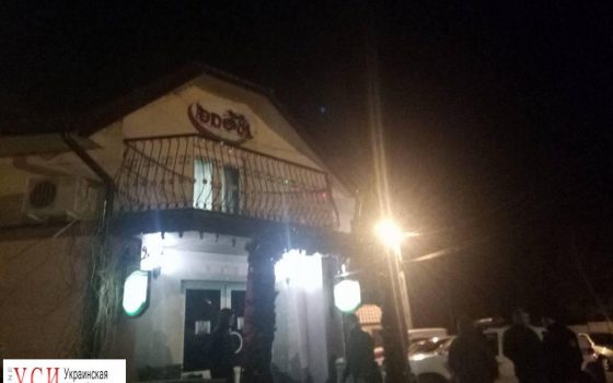 Конфликт между полицией и посетителями бара: пострадала женщина-полицейский (фото) «фото»