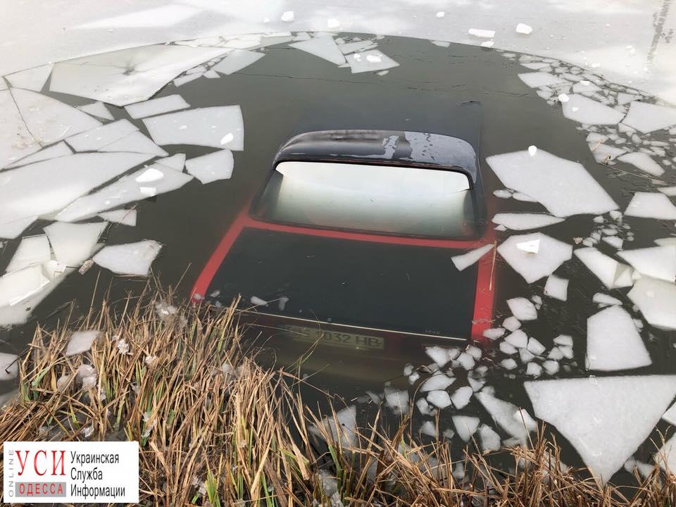 В Одесской области автомобиль утонул в водоеме (фото, видео) «фото»