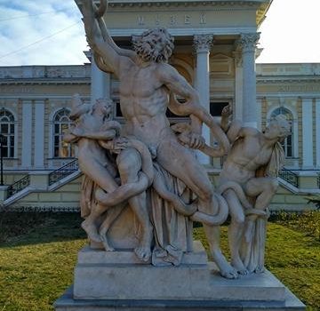 Вандалы снова надругались над скульптурой Лаокоона (фото) «фото»