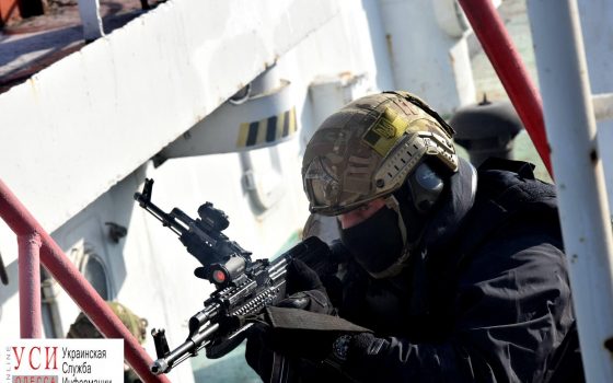 Учения спецназа: водолазы искали мину, брали штурмом судно и спасали заложников (фото) «фото»
