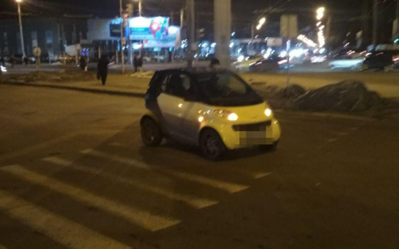 Мини-автомобиль сбил женщину: пострадавшая попала в больницу (фото) «фото»