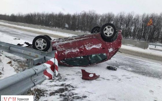 Популярный одесский блогер из-за снегопада перевернулась на машине на трассе (фото) «фото»