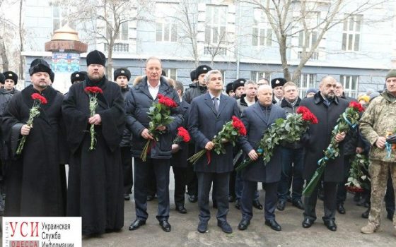 В Одессе почтили память студентов, погибших в бою под Крутами (фото) «фото»