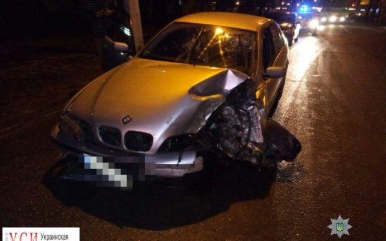 В Одессе водитель на “BMW” влетел в дерево (фото) «фото»