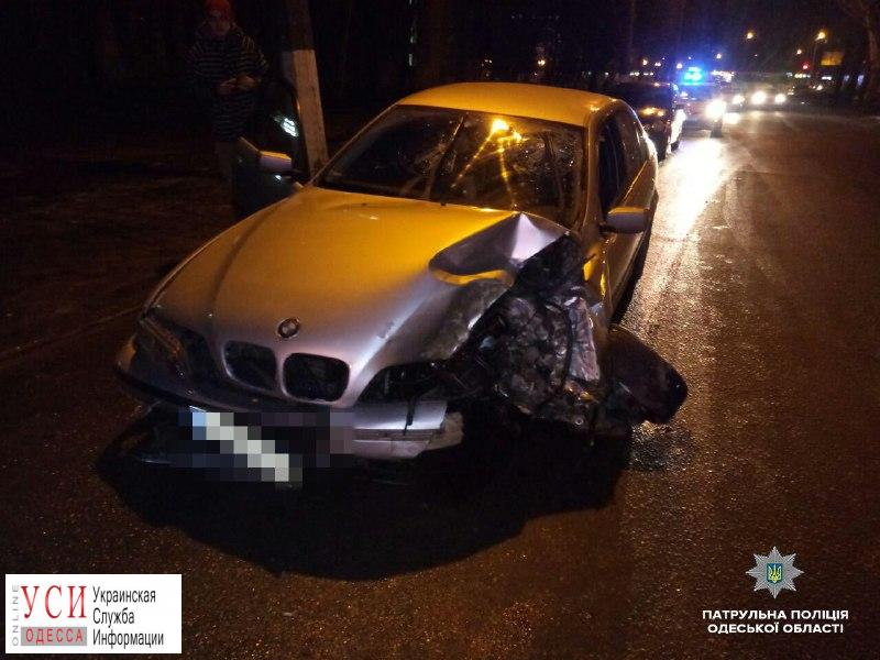 В Одессе водитель на “BMW” влетел в дерево (фото) «фото»