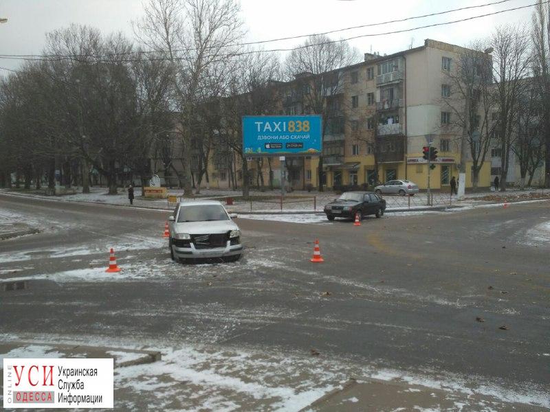 Авария на Варненской: столкнулись две легковушки (фото) «фото»