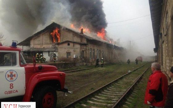 Возле сквера Гамова в Одессе горят склады «фото»