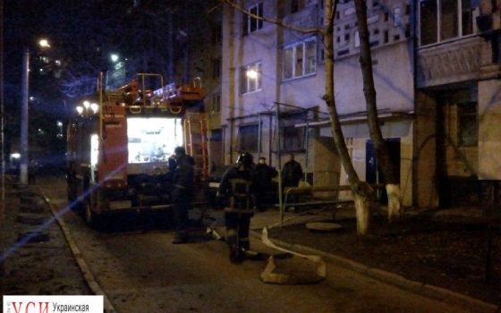 Дым в многоэтажке: три пожарных машины заблокировали подъезд к дому (фото) «фото»