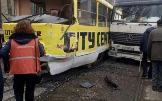В Одессе фура врезалась в трамвай (фото) «фото»