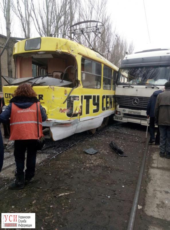 В Одессе фура врезалась в трамвай (фото) «фото»