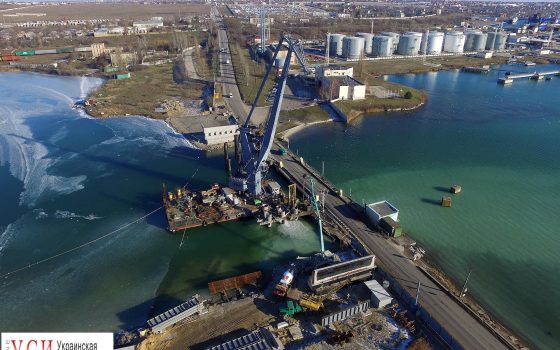 Строительство моста через Сухой лиман: в дно вдалбливают сваи для мостовых пролетов (фоторепортаж) «фото»